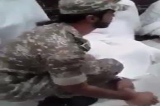 شاهد.. رجل أمن يدلك قدم معتمر أنهكه التعب