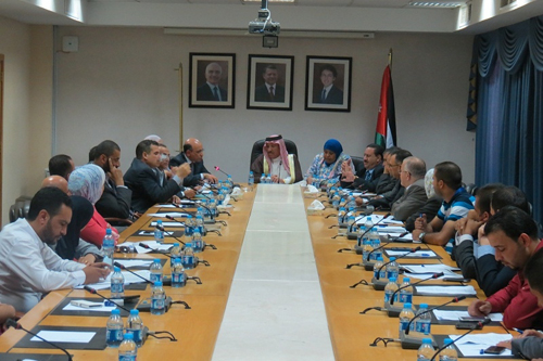 القطامين يجلس أمام النواب في المقاعد المخصصة لموظفي وزارة العمل المضربين