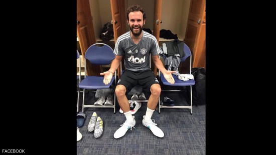 ماتا يمازح "صاحب أكبر حذاء"