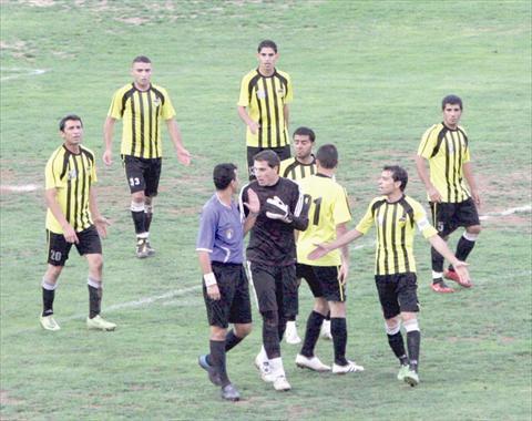 أبو كشك "عالقاً" بين النصر و"فيفا".. والمنتخب يبحث عن "ودية" 