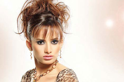 زينة تصف أصوات المتظاهرين المصريين بـ "العواء"! زينة تصف أصوات المتظاهرين المصريين بـ "العواء"!