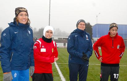 النجمتين "ميساء وشهيناز" تشاركان المنتخب الهولندي تدريباته
