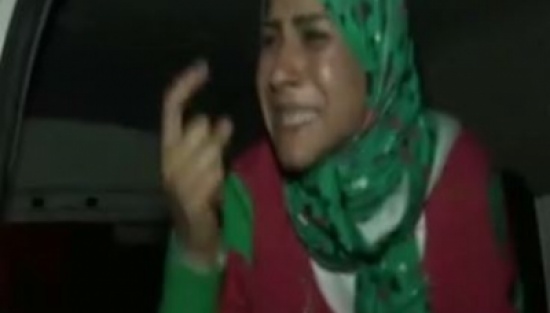 بالفيديو : عائلة تعذب ابنتها الكبرى بالضرب وتنزع عنها الحجاب في الشارع!! بالفيديو : عائلة تعذب ابنتها الكبرى بالضرب وتنزع عنها الحجاب في الشارع!!