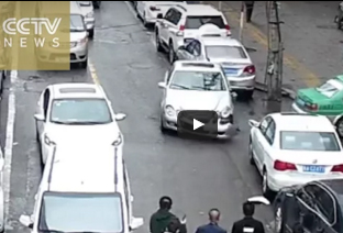 شاهد.. سائق يحطم 8 عربيات فاخرة في محاولة للهروب من الشرطة