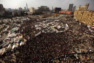 قتيلان في الخارجة واشعال النار في مبنى محافظة بورسعيد بمصر