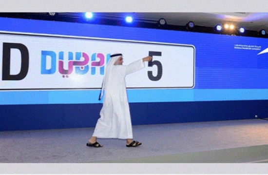 هندي يشتري لوحة سيارة بـ33 مليون درهم في دبي (صور)