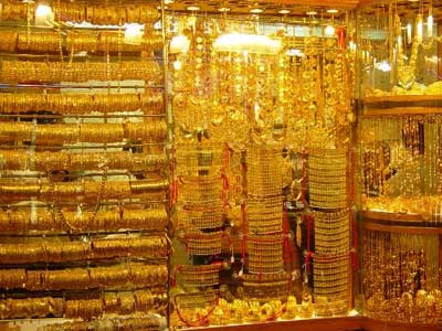سعر الذهب يتراجع قليلا وضعف الدولار قد يساعده سعر الذهب يتراجع قليلا وضعف الدولار قد يساعده