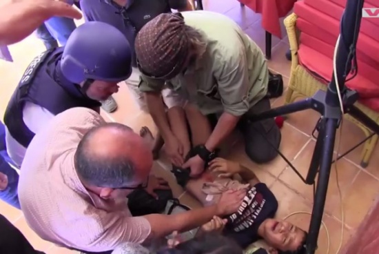 صحفي نرويجي يضع عمله جانباً ويشارك باسعاف طفل فلسطيني