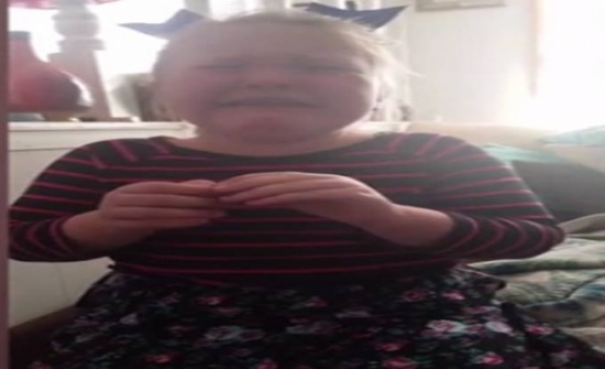 بالفيديو....رد فعل مؤثر لطفلة علمت بحمل والدتها