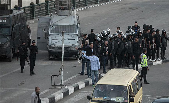 مصر.. انتشار أمني بمحطات الوقود وسيارات الأجرة عقب زيادات جديدة