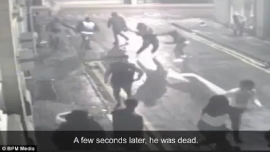 فيديو مروّع (+18) - أب: شاهدوا ابني يموت طعناً!