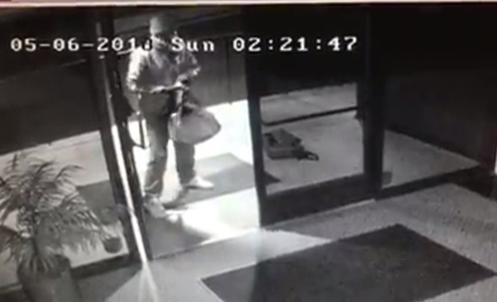 بالفيديو: حرامي يدخل في وصلة رقص بعد اقتحام مكتب وسرقة لاب توب