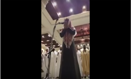 شاب في الامارات يصرخ أثناء دعاء قارئ عن السحر