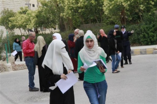 التوجيهي : بكاء هستيري بعد امتحان الرياضيات  ( صور )