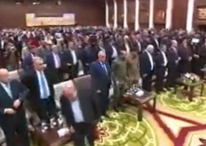 شاهد.. انسحاب سفير إيران في بغداد بسبب شهداء العراق