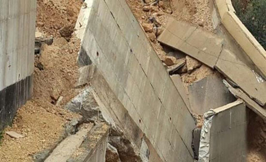 اخلاء عمارة سكنية بالعقبة بسبب انهيار جدار استنادي اخلاء عمارة سكنية بالعقبة بسبب انهيار جدار استنادي