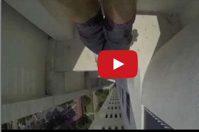 لاعب جمباز يقف على يديه على ارتفاع 24 طابقاً