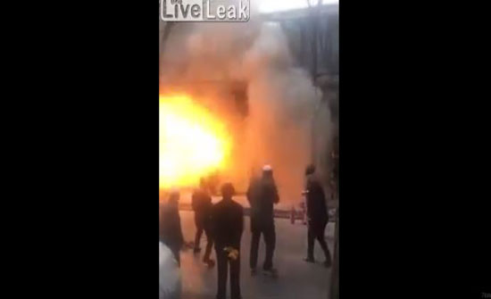 انفجار يصيب رجلي إطفاء أثناء إخماد حريق (فيديو)
