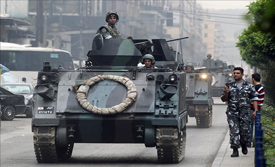 بالفيديو : إصابة 14 عسكريا إثر رشقهم بالحجارة من قبل محتجين في لبنان