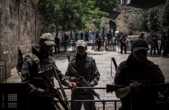 "خليه يطخني انا جاي استشهد" .. شاهد كيف يدافع مسن فلسطيني عن المسجد الاقصى