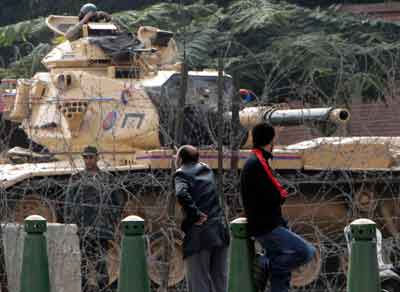 القوات المسلحة المصرية تعلن أنها تضمن انهاء الطوارىء وادخال اصلاحات سياسية