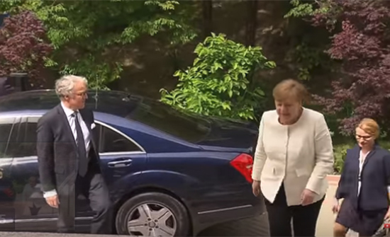 بالفيديو: بوتين يستقبل ميركل بباقة أنيقة من الزهور