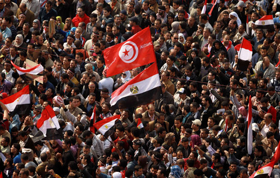 ابتهاج بسقوط مبارك عن السلطة في مسقط رأس الاحتجاجات العربية