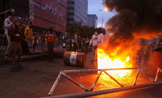 محتجون يرمون الأمن بالحجارة والأخير يرد بالغاز في طرابلس .. بالفيديو محتجون يرمون الأمن بالحجارة والأخير يرد بالغاز في طرابلس .. بالفيديو