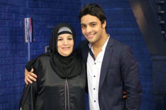 مفاجأة "عرب ايدول" لأحمد جمال حضور والدته إلى المسرح مفاجأة "عرب ايدول" لأحمد جمال حضور والدته إلى المسرح