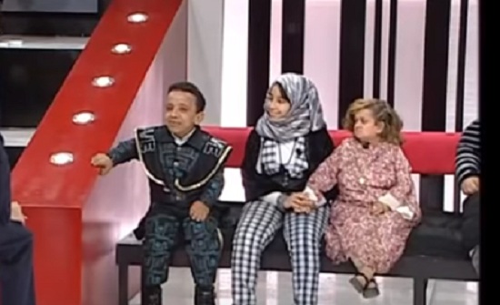 فيديو :  قزمان يتزوجان وينجبان طفلة أطول منهما