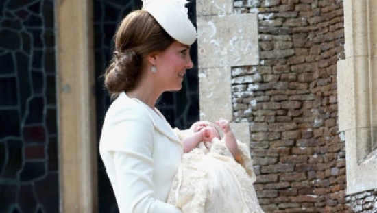 بالفيديو والصور :  الأميرة شارلوت تتعمّد بمياه نهر الأردن