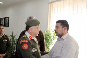 مدير عام الخدمات الطبية يلتقي والد الطفل رعد الضمور مدير عام الخدمات الطبية يلتقي والد الطفل رعد الضمور