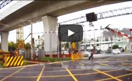 شاهد.. خطأ في تقدير مرور قطار كاد يتسبب في كارثة