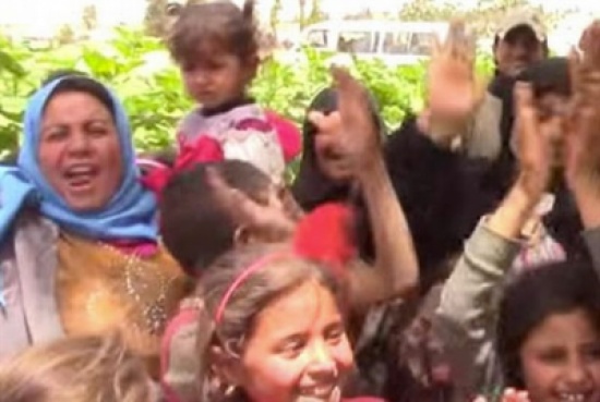 لقطات مؤثرة لسورية تخلع النقاب بعد تحرير قريتها لقطات مؤثرة لسورية تخلع النقاب بعد تحرير قريتها