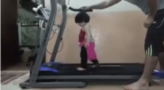 طفلة تمارس الرياضة !