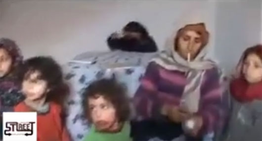 فيديو صادم لإمرأة تتعاطى "الحشيش" مع أطفالها ! فيديو صادم لإمرأة تتعاطى "الحشيش" مع أطفالها !