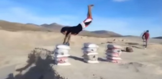 شاب مغربي يتحدى الجاذبيه بقفزه مذهله