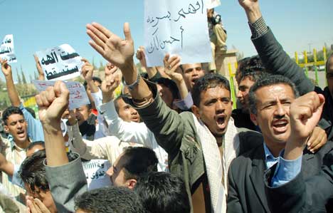 شرطة اليمن تكافح لفض اشتباك بين محتجين وموالين للحكومة