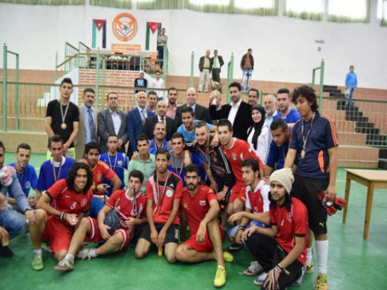 الدكتور الكردي يرعى مباراة في خماسي كرة القدم في جامعة إربد الأهلية