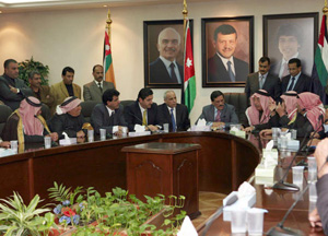 وزير الداخلية يؤكد حرص الحكومة على حل قضايا الواجهات العشائرية وزير الداخلية يؤكد حرص الحكومة على حل قضايا الواجهات العشائرية