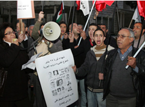 احزاب المعارضة تعتصم تضامناً مع انتصار الثورة المصرية احزاب المعارضة تعتصم تضامناً مع انتصار الثورة المصرية