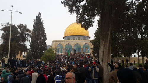 بالصور : انطلاق مسيرة مؤيدة لحماس من المسجد الاقصى