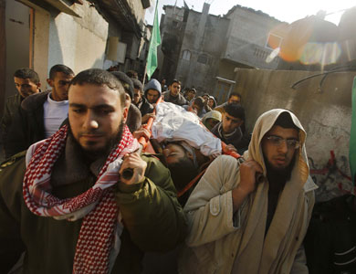 الفلسطينيون يشيعون جثمان طفل استشهد برصاص جيش الاحتلال شمال غزة