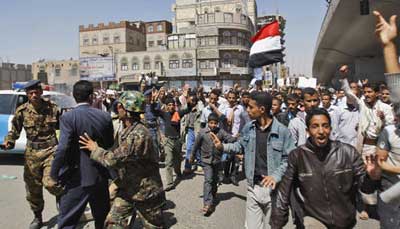 مئات الطلاب اليمنيين يتظاهرون باتجاه القصر الرئاسي في صنعاء