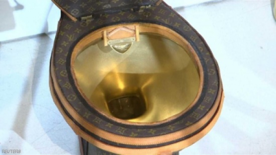 شاهد بالفيديو.. كرسي حمام للبيع بثمن منزل