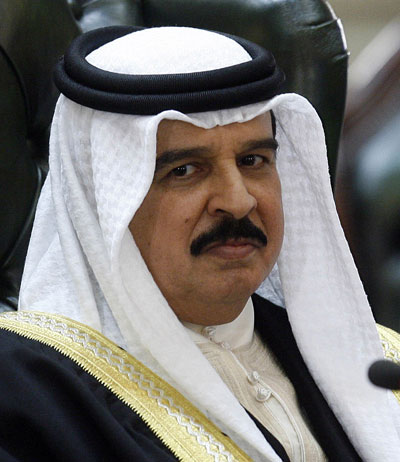ملك البحرين يأسف لوفاة متظاهرين ويشكل لجنة تحقيق وزارية