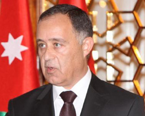 وزير المياه يتفقد مشروعي المياه والصرف الصحي في المزار الجنوبي  