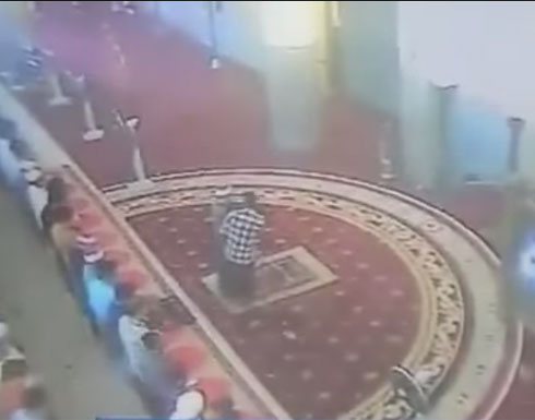 بالفيديو.. رجل يصفع إمام مسجد على وجهه أثناء الصلاة بالفيديو.. رجل يصفع إمام مسجد على وجهه أثناء الصلاة