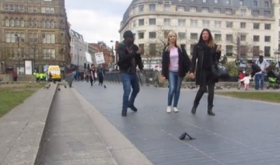 شاهد: ماذا فعل 3 أصدقاء لإختبار أمانة المارة في بريطانيا؟