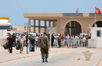 مفاوضات بين تونس وليبيا لإلغاء رسوم في المعابر بعد يومين من الاحتجاجات وأعمال العنف